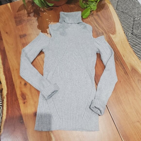 New Simplee Cold-Shoulder Ribbed Turtleneck Sweater In Light Gray - Picture 6 of 7